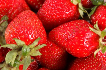红色的新鲜草莓图片