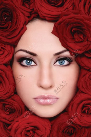 玫瑰花围绕的外国女人面孔图片