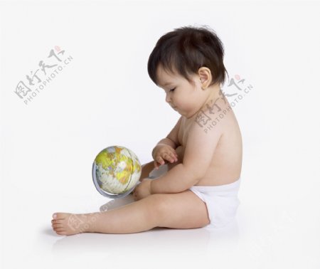 拿着地球仪玩耍的小宝宝图片