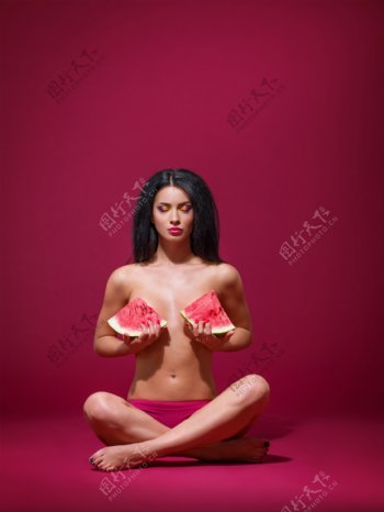 拿西瓜坐着的美女图片