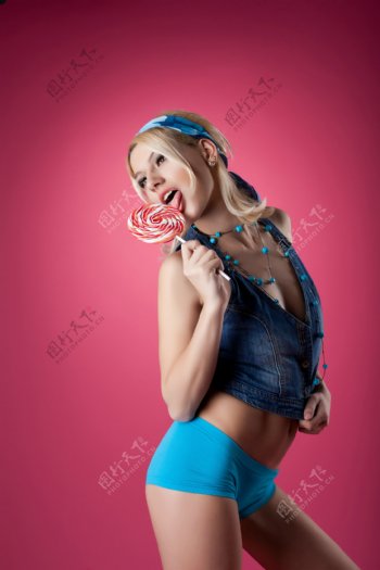 吃棒棒糖的性感美女图片