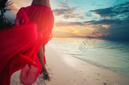 沙滩穿红裙子的美女图片