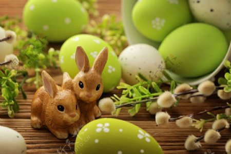 卡通兔子与复活节彩蛋图片