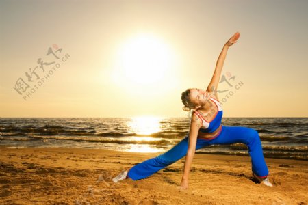 沙滩练瑜伽的美女图片