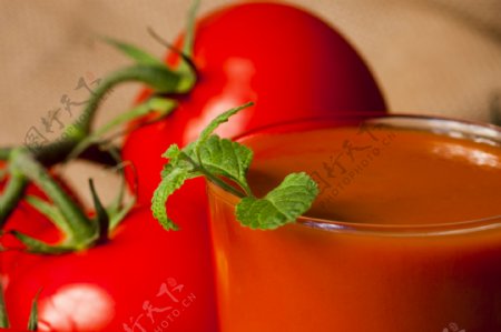 西红柿汁和薄荷叶