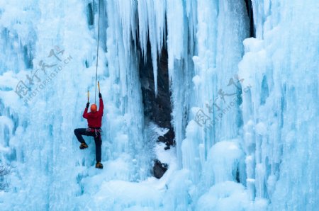 爬冰山的极限运动员图片