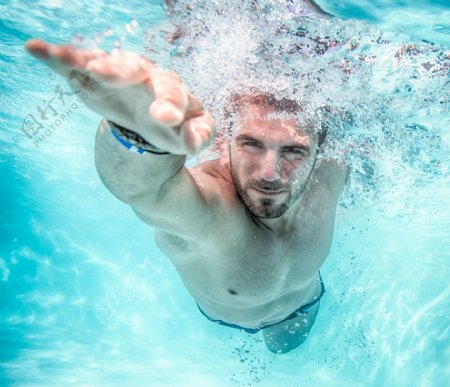 游泳的欧美男性图片