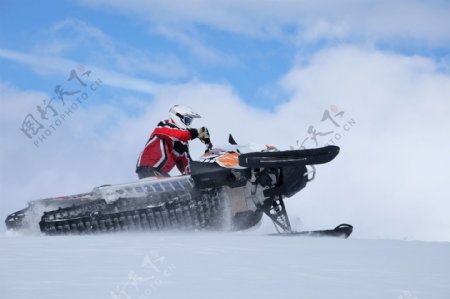 翻倒在雪地上的摩托雪橇图片