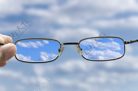 眼镜后面的蓝天白云图片