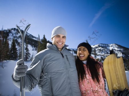 开心的滑雪情侣图片