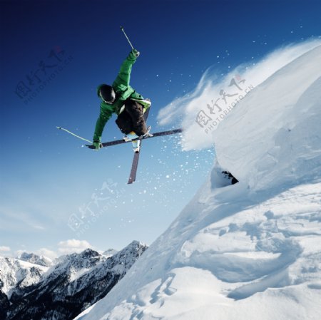 在雪山上滑雪图片