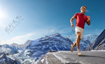 雪山跑步运动员图片