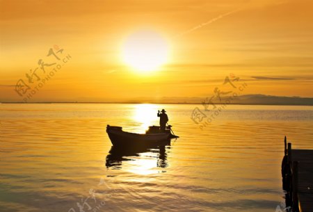 黄昏湖面上的小船