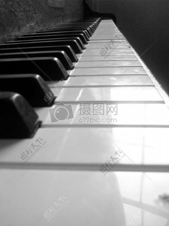 钢琴上的黑白色键