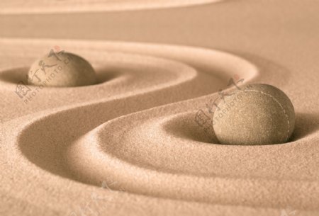 沙子上的两个石子图片