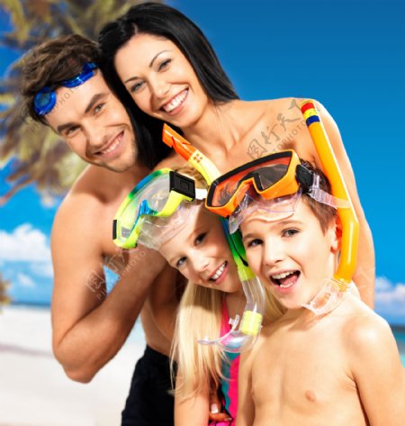海边度假的家庭图片