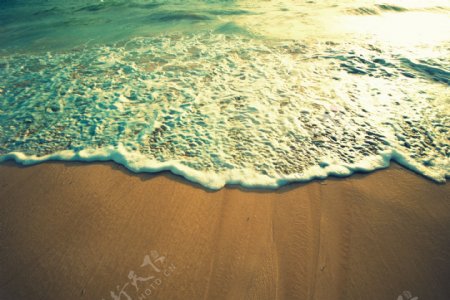 沙滩上的浪花图片