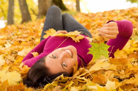 躺在叶子上的女孩图片