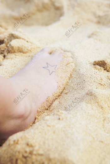 沙滩上的一只脚图片