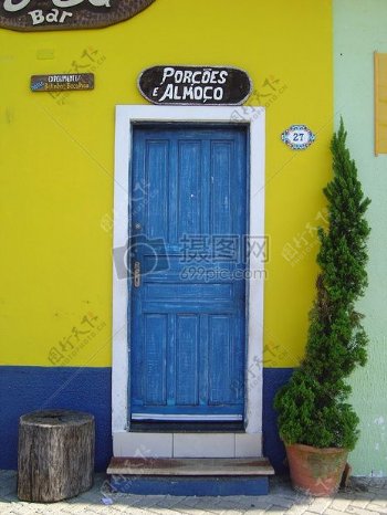 黄色房屋的蓝色门