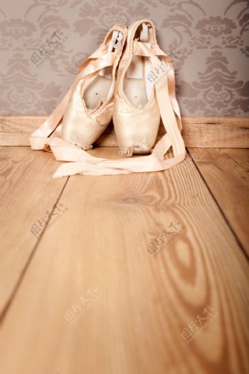 木板上的一双舞蹈鞋图片