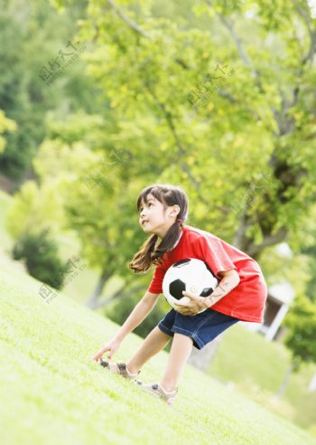 玩足球的可爱小女孩图片