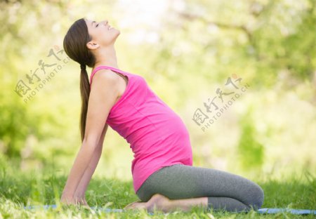 练习瑜伽的孕妈妈图片