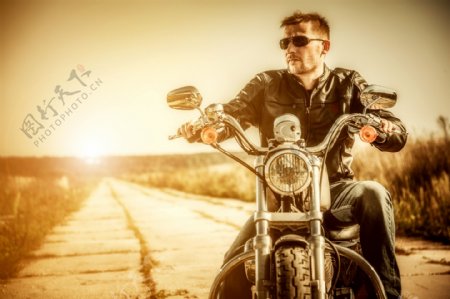 穿牛仔裤骑摩托车的男人图片