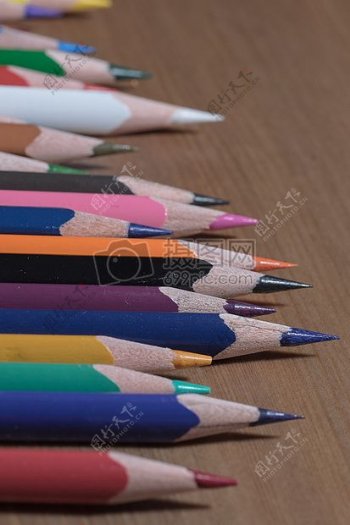 桌子上的彩色笔