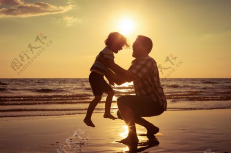 大海边幸福的父女图片