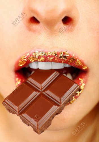 吃巧克力的红唇图片