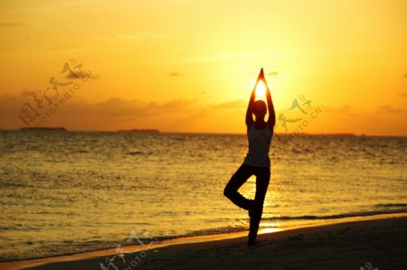 海边练瑜伽的女人图片