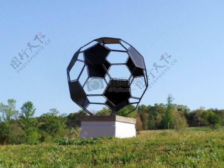 一个足球雕塑