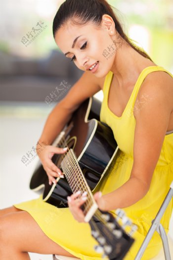 表演弹吉他美女图片