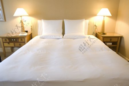 酒店宾馆内干净整洁的双人床图片