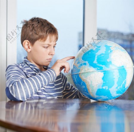 看地球仪的小男孩图片