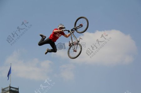 空中表演自行车特技的少年