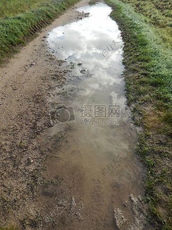 雨后的泥泞小路