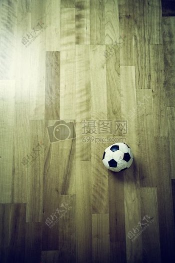 木地板上的足球