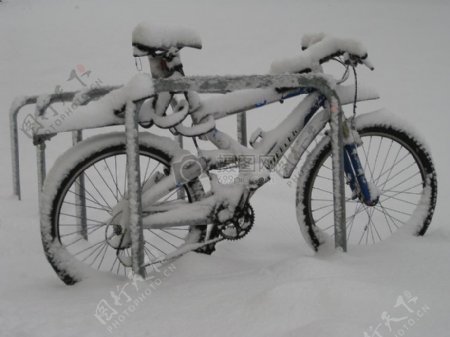 被雪淹没的自行车