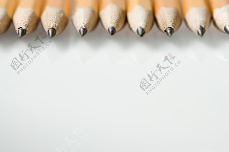 一排铅笔学习工具图片