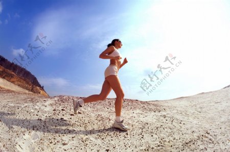 晴空旷野中奔跑的女子图片