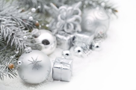 银色树枝和圣诞装饰品图片