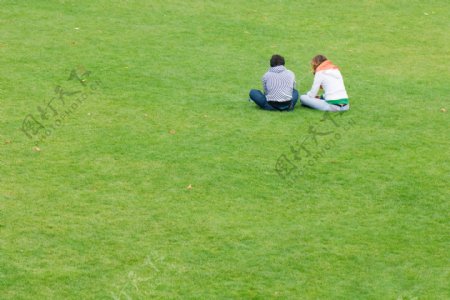 坐在草地上的情侣