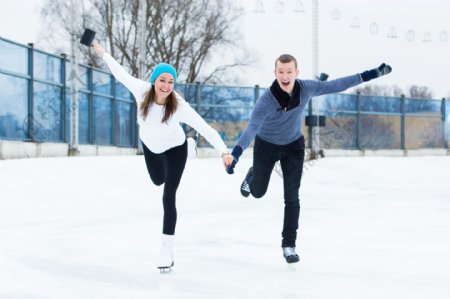溜冰场上的浪漫情侣图片