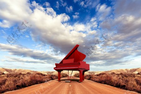 蓝天下的红色钢琴图片