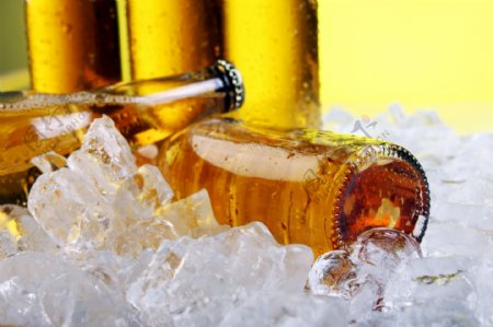 冰块与冰镇啤酒摄影图片图片