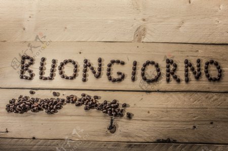 木板上的咖啡豆字体图片
