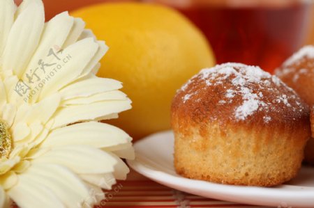 柠檬非洲菊与蛋糕图片