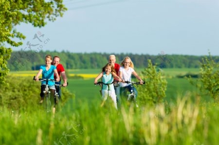 骑自行车郊游的家庭图片